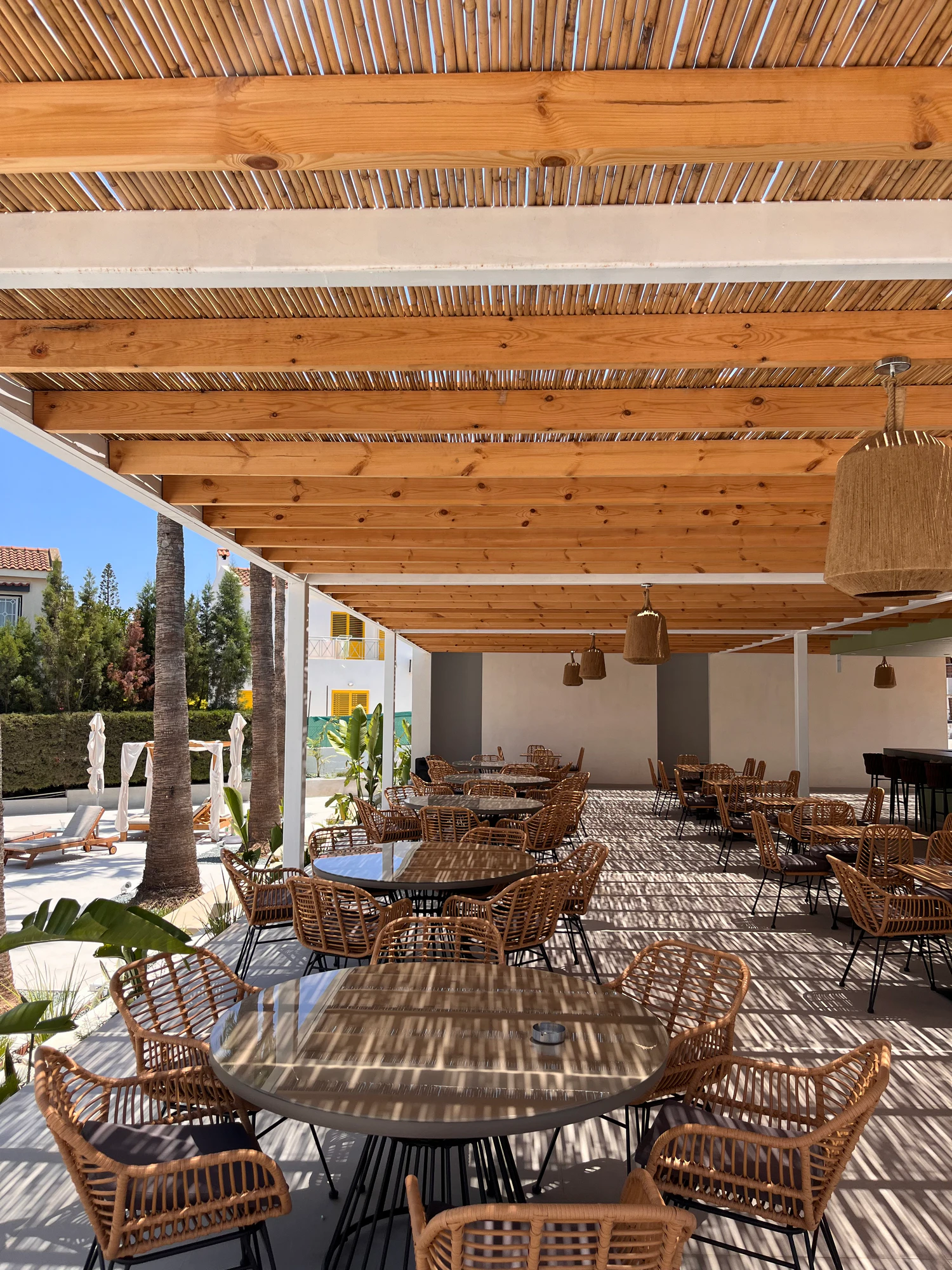 Pool bar